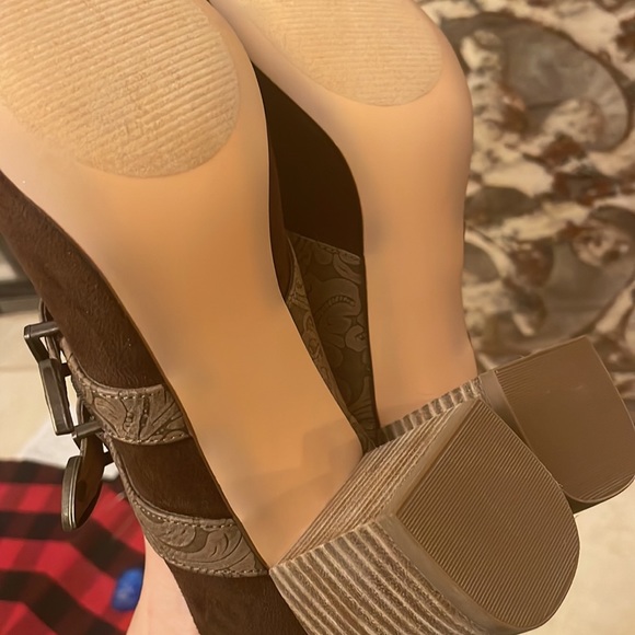 Brown, Yellowbox slip inside with heel size 8.5, never worn. - Picture 4 of 4